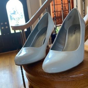 Bandolino White Wedding Pumps 8M- Gently Loved (pb)